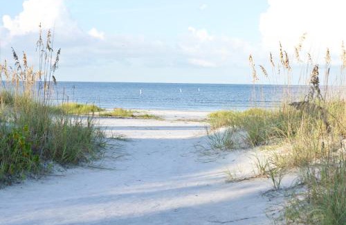 Mid Island House | Palmetto Beach Cottage 2 by Sun Palace Vacations