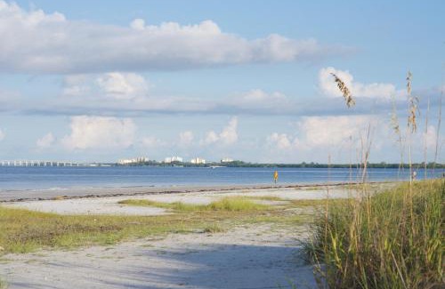 Mid Island House | Palmetto Beach Cottage 2 by Sun Palace Vacations