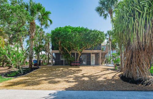 Mid Island House | Palmetto Beach Cottage 2 by Sun Palace Vacations