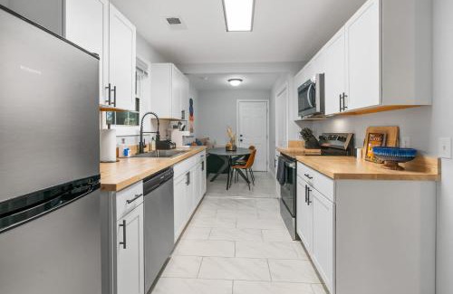 North Charleston House | Palmetto Porch - Family Home Near Park Circle