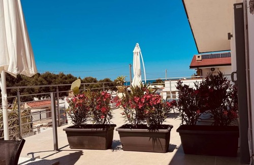 Calimera House | PALMI SUL MARE. A POCHI PASSI DA UNA SPLENDIDA SPIAGGIA LIBERA. RELAX E SILENZIO