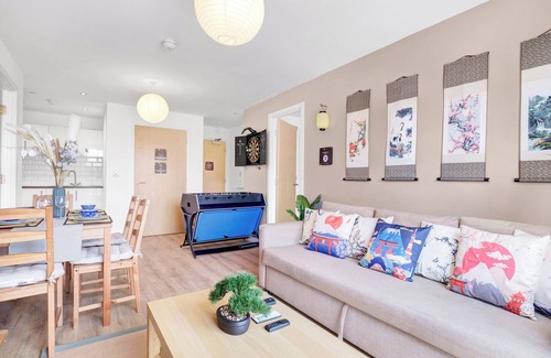 Birmingham City Centre Apartment | Pan -Asian Suite - Free Parking + Pool Table + Netflix