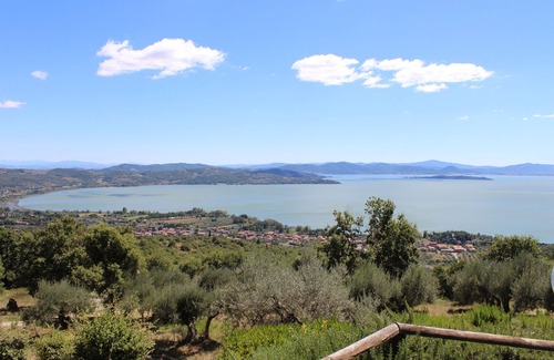Passignano sul Trasimeno House | Panoramic villa immersed in the green Umbrian countryside of Trasimeno lake view
