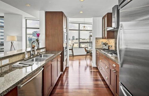 Columbia Condo | Panoramic Bay & City Views *2BR*Pool*Gym*Parking