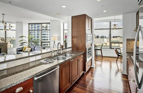 Columbia Condo | Panoramic Bay & City Views *2BR*Pool*Gym*Parking