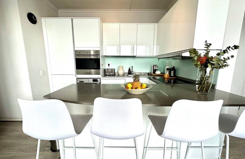Cape Town City Centre Apartment | Panoramic City Views & Ocean Sparkle: Cozy 2 bedroom apartment.