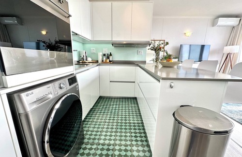 Cape Town City Centre Apartment | Panoramic City Views & Ocean Sparkle: Cozy 2 bedroom apartment.