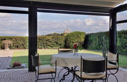 Trionfale Apartment | Panoramic cottage for 3 with private garden and swimmingpool