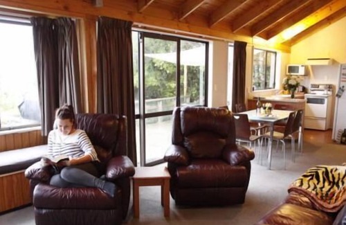 Pukawa House | Panoramic Pukawa getaway - pet friendly