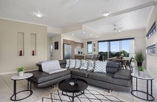 Cairns Central Business District Apartment | Panoramic views 3BR Cairns City Apartment