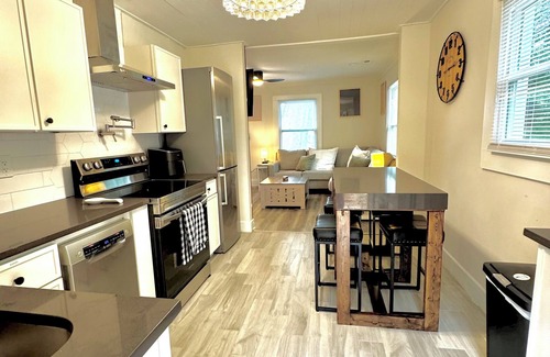Enderly Park House | Panthers|King Beds|Dogs Yes|Fenced Yard