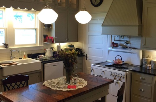 Georgetown House | Papa's Hill - 100 yr old Farmhouse near Georgetown