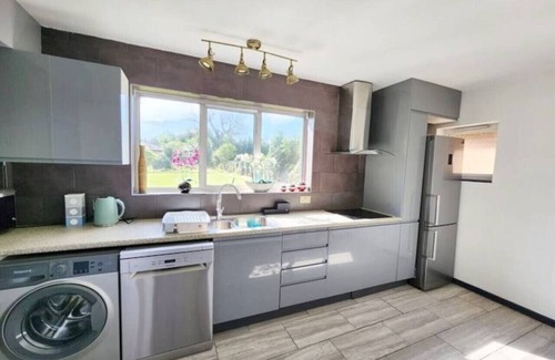 Botley House | Paradigm Villa, Oxford,5 Bedroom, 4-Free Parking Spaces