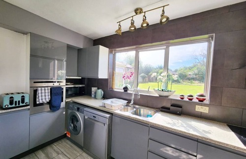Botley House | Paradigm Villa, Oxford,5 Bedroom, 4-Free Parking Spaces