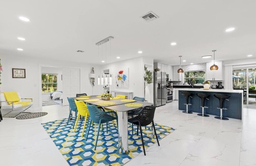 Naples House | Paradise Escape: Luxe Pool 7BR Villa -10 Min to Beach & DT - 3900ft2 -PickelBall