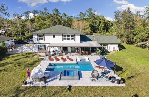Naples House | Paradise Escape: Luxe Pool 7BR Villa -10 Min to Beach & DT - 3900ft2 -PickelBall