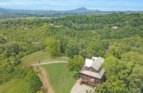 Sevierville House | Paradise Glenn, Huge Cabin, Hot Tub, Game Room, 685 FREE tickets each paid day!