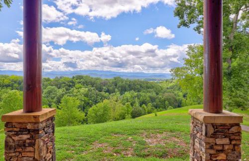 Sevierville House | Paradise Glenn, Huge Cabin, Hot Tub, Game Room, 685 FREE tickets each paid day!