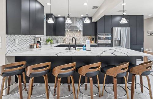 Temple Terrace House | Paradise in Blue is a 5BR Contemporary Modern Screened in Heated Pool Home that Sleeps 12 in Temple Terrace Neighborhood near Busch Gardens & USF