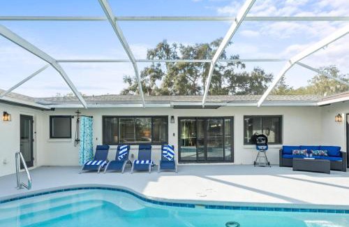 Temple Terrace House | Paradise in Blue is a 5BR Contemporary Modern Screened in Heated Pool Home that Sleeps 12 in Temple Terrace Neighborhood near Busch Gardens & USF