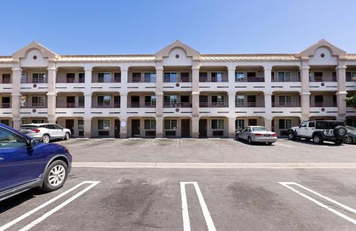 Winnetka Hotel | Paradise Lodge - Canoga Park, Los Angeles