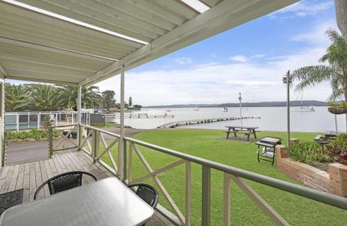 Carey Bay Hotel | Paradise Palms Caravan Park