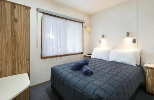 Carey Bay Hotel | Paradise Palms Caravan Park