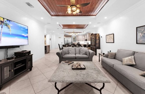 Bahamas Terrace Condo | Paradise Retreat, A Tropical Oceanfront Villa