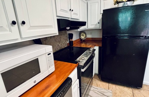 Lupton City House | Paradise Themed Bedroom Suite w Garage Parking & Private Entrance-Chattanooga