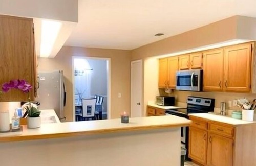 Southside House | Paradise Zen ~New to Vrbo~ min to UNF & MAYO