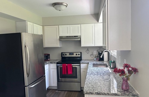 Oxford Apartment | Parent Retreat. Charming 2-bedroom apartment walkable to campus