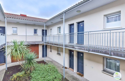 Parentis-en-Born Apartment | Parenti en Born Comfortable apartment with balcony in town centre