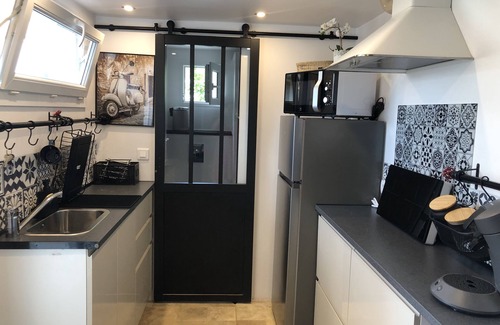 Pantin Apartment | Paris-eiffel-bienvenue-terrasse-netflix