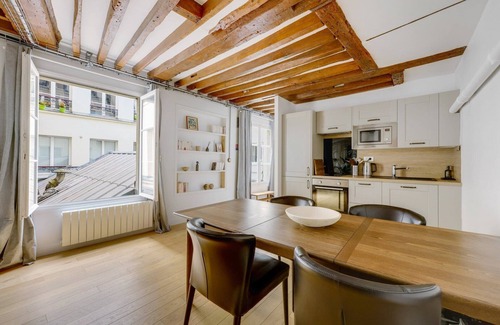 3rd Arrondissement Apartment | Paris Marais Bretagne Temple