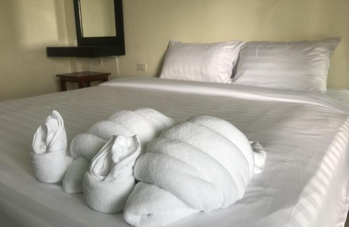 Khuekkhak Hotel | Parisia House