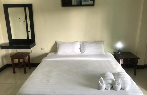 Khuekkhak Hotel | Parisia House