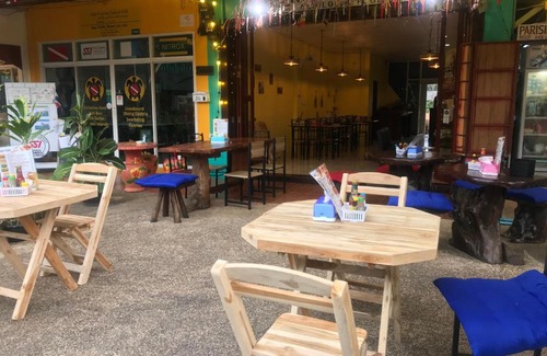 Khuekkhak Hotel | Parisia House