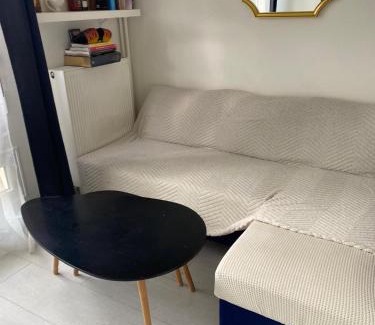 Quartier des Grandes-Carrieres Apartment | Parisian Peaceful Apartment with Stunning View in Montmartre area