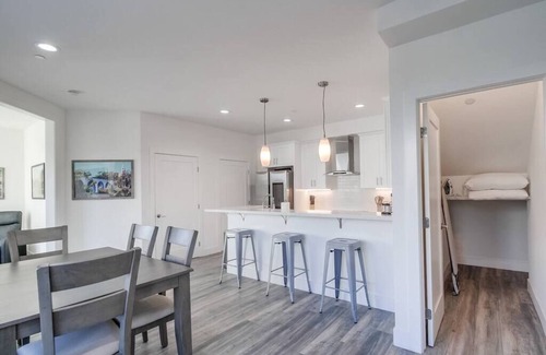 University Heights Apartment | Park Blvd 304 | Contemporary | Brand New | Cozy