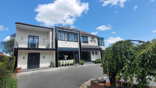 Rusholme Bed & Breakfast | Park Crescent Hotel