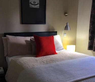Rusholme Bed & Breakfast | Park Crescent Hotel