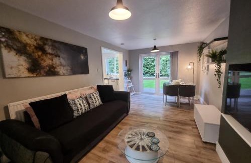 Salfords Apartment | Park View Garden apartment