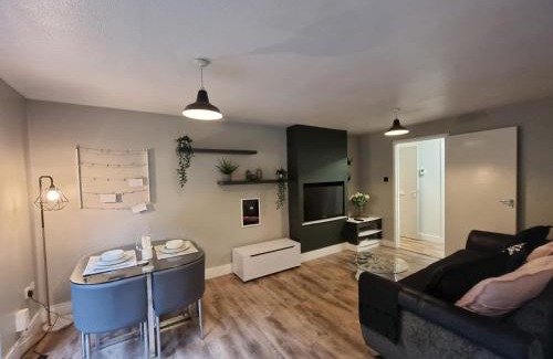 Salfords Apartment | Park View Garden apartment
