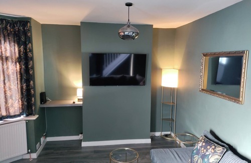 Bloxwich House | Parkdale-2 Bedroom House in Sheldon Birmingham