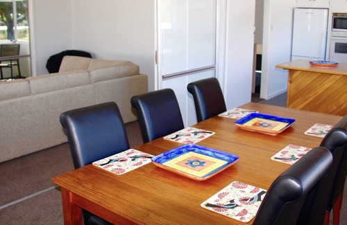 Tahunanui Cottage | PARKERS COVE - NELSON HOLIDAY HOME, family friendly in Nelson