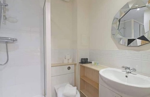 Hatfield Apartment | Parkhouse Court 2 Bedroom 2 bath Flat