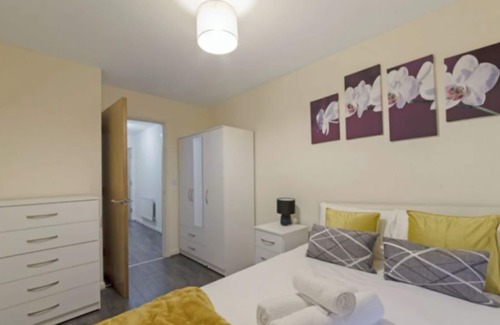 Hatfield Apartment | Parkhouse Court 2 Bedroom 2 bath Flat