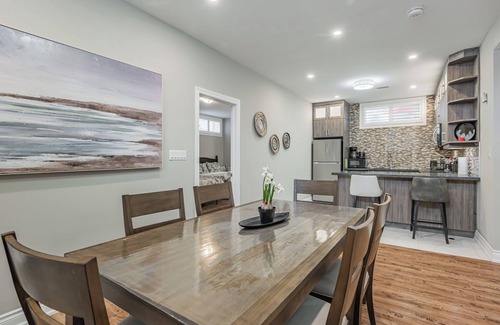 Cooksville Apartment | Parking! 5min China Town, 15min YYZ Airport, 20min CN Tower, 60min Niagara Falls