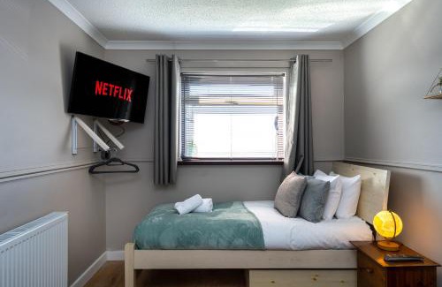 Llandarcy Apartment | Parking - Garden - Views - M4 Work Stay