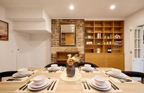 Woolloomooloo House | Parking on Cathedral St House, 5min to Finger Wharf & Royal Botanic